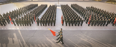 信息支援部队某部举行新兵授衔仪式。
