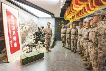 &ldquo;黄草岭英雄连&rdquo;指导员苗墅为刚下连的新兵讲述战旗的故事。章 铖摄