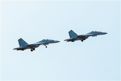 12月中旬，空军航空兵某旅开展飞行训练。郑瀚毅摄