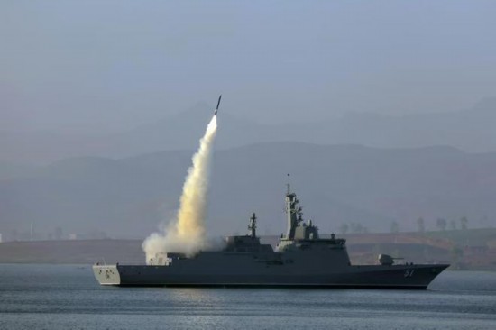 朝鲜新型驱逐舰&ldquo;崔贤&rdquo;号进行多项武器试验