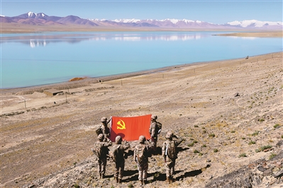 红山河机务站官兵重温入党誓词。李荣荣摄